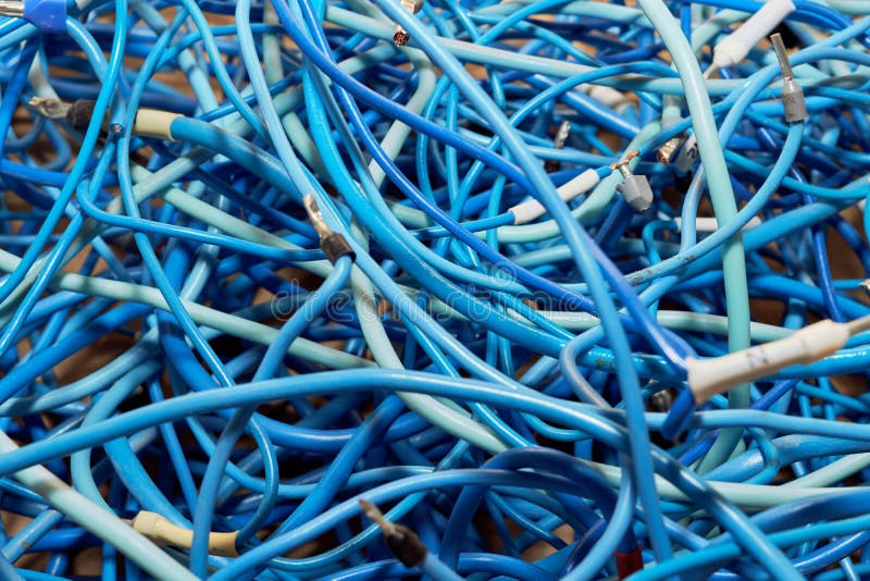 Grumo o mucchio aggrovigliato dei cavi di toppa elettrici blu immagine stock Grumo o mucchio aggrovigliato dei cavi di toppa elettrici blu immagine stock