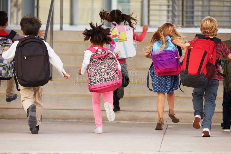 Grundskolan lurar spring in i skola, baksidasikt arkivfoton Grundskolan lurar spring in i skola, baksidasikt arkivfoton