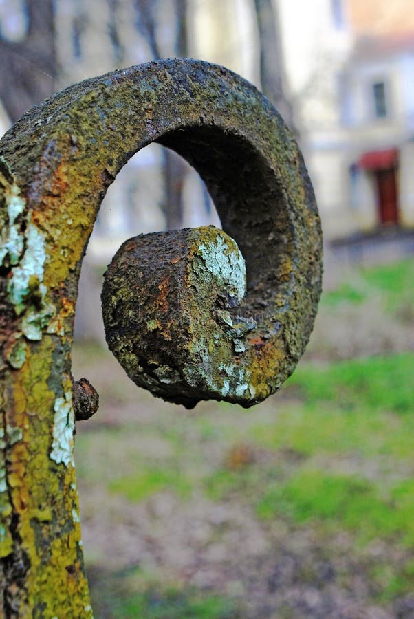Grunge metaalkromme Detail van een grens in oude tuin royalty-vrije stock foto Grunge metaalkromme Detail van een grens in oude tuin royalty-vrije stock foto