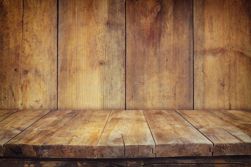 Grunge rocznika drewnianej deski stół przed starym drewnianym tłem Przygotowywający dla produktu pokazu montaży