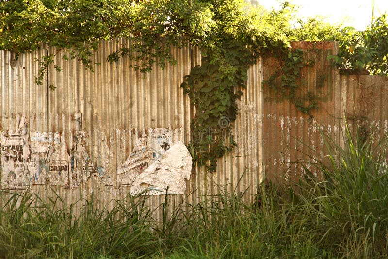 Grungy metallvägg i Afrika arkivbild Grungy metallvägg i Afrika arkivbild