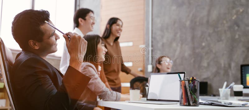 Grup asiatic de persoane din mediul de afaceri, reuniune în cadrul unui concept modern de planificare a designului și de idei pent stock images