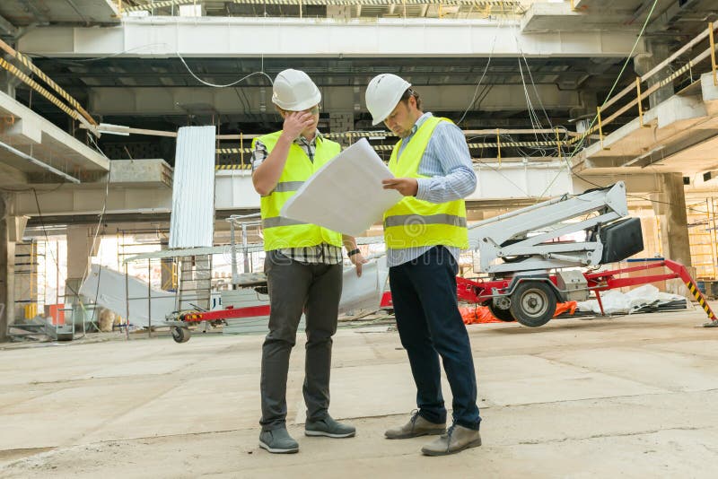 Grup de ingineri constructori arhitecți pe șantier. proiecte de dezvoltare pentru construcții și conceptul de oameni stock images