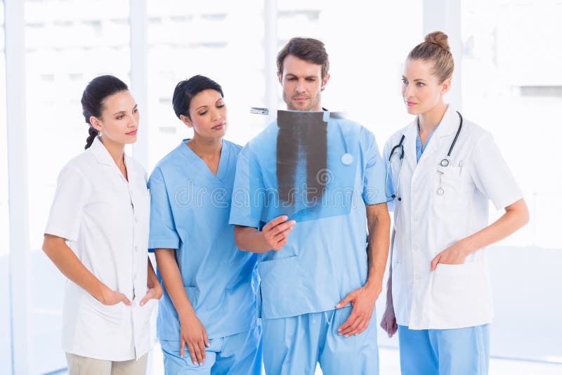 Grup de medici și chirurgi examinând radiografia stock photo