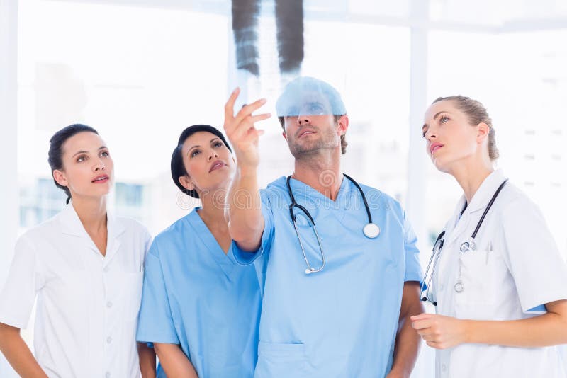 Grup de medici și chirurgi examinând radiografia stock photos
