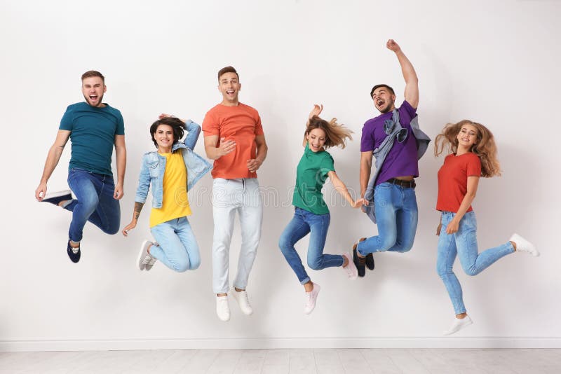 Grup de tineri în blugi și cămăși colorate royalty free stock photography