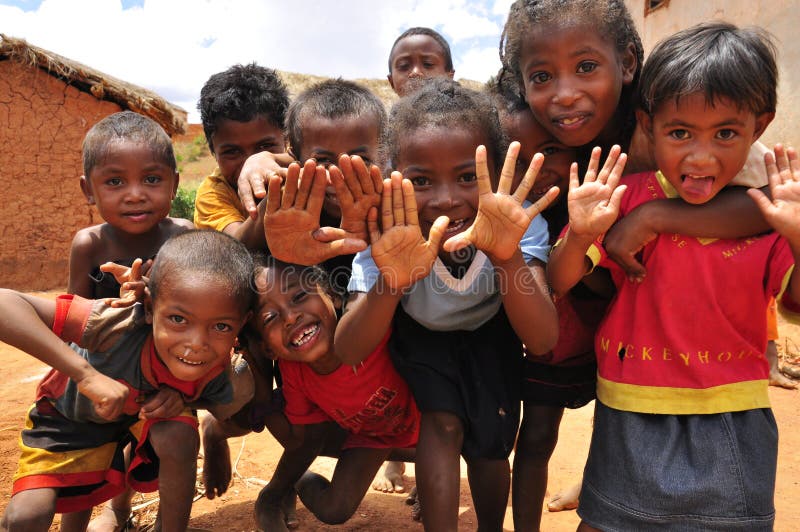 Grupa afrykańscy dzieci bawić się z rękami