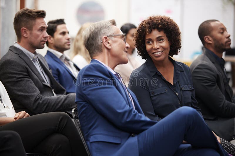 Grupa biznesmeni I bizneswomany S?ucha prezentacja Przy konferencj? zdjęcie stock Grupa biznesmeni I bizneswomany S?ucha prezentacja Przy konferencj? zdjęcie stock