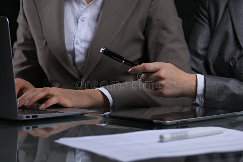 Grupa biznesmeni lub prawnicy przy spotkaniem Kluczowy depresji oświetlenie zdjęcie stock Grupa biznesmeni lub prawnicy przy spotkaniem Kluczowy depresji oświetlenie zdjęcie stock
