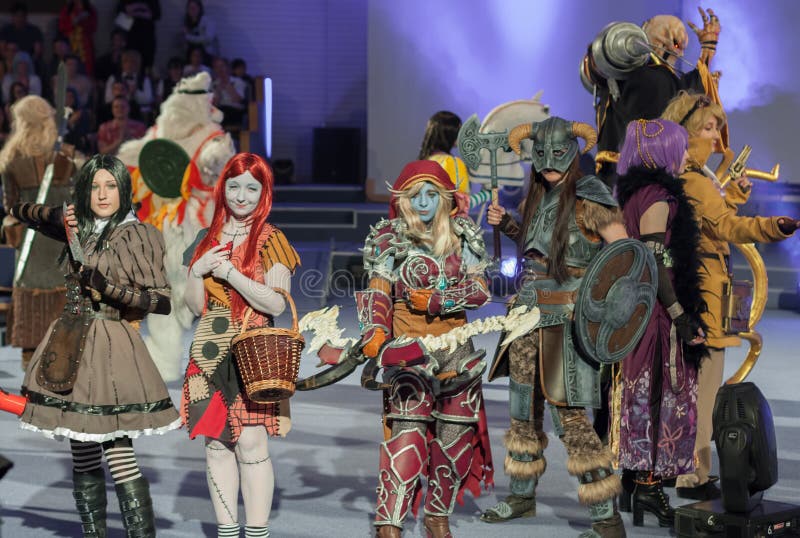 Grupa cosplayers poza podczas cosplay konkursu przy Animefest fotografia royalty free Grupa cosplayers poza podczas cosplay konkursu przy Animefest fotografia royalty free