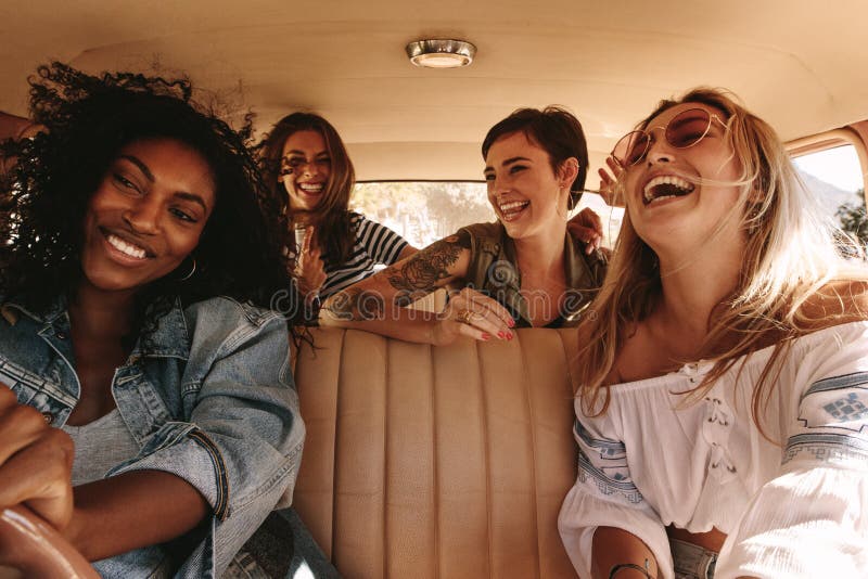Grupa kobiety na wycieczce samochodowej
