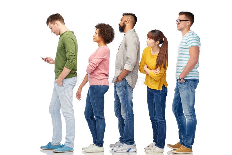Grupa ludzi w kolejce z smartphone obraz royalty free Grupa ludzi w kolejce z smartphone obraz royalty free