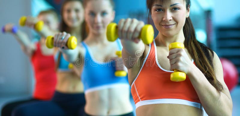 Grupa ludzi w Pilates klasie przy gym zdjęcia royalty free Grupa ludzi w Pilates klasie przy gym zdjęcia royalty free