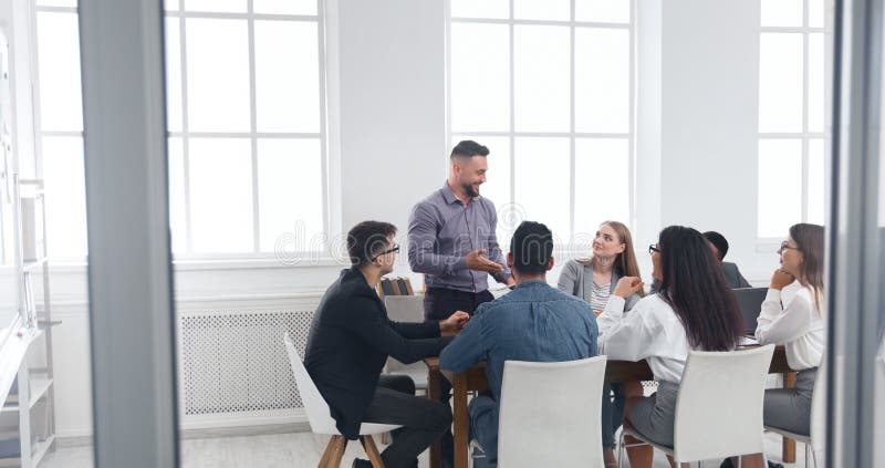 Grupa ludzie biznesu ma brainstorm spotkania zdjęcie stock Grupa ludzie biznesu ma brainstorm spotkania zdjęcie stock