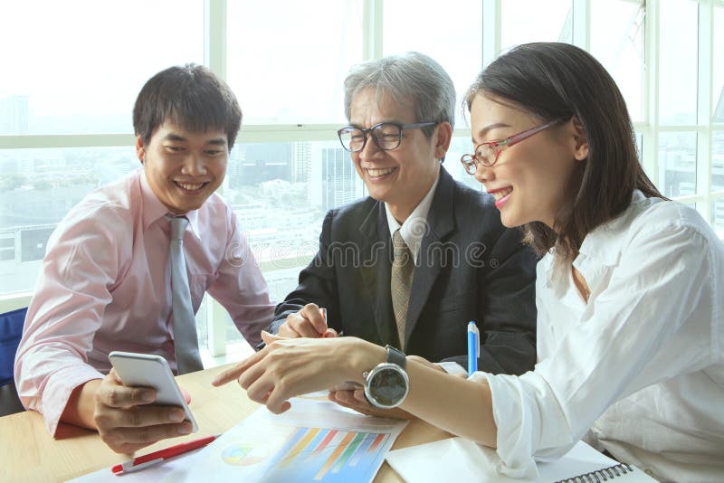 Grupa ludzie biznesu spotyka szczęścia emtion wskazywać obrazy stock Grupa ludzie biznesu spotyka szczęścia emtion wskazywać obrazy stock