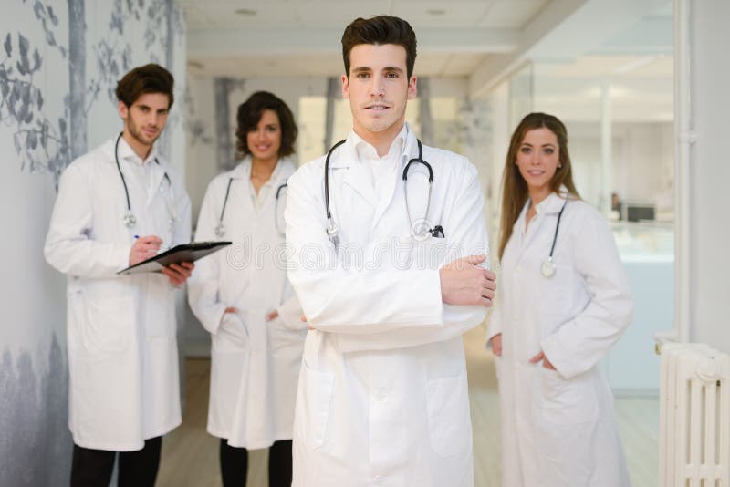 Grupa medycznych pracowników portret w szpitalu