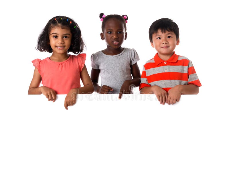 Grupa multiracial dzieciaka portret z białą deską zdjęcie royalty free Grupa multiracial dzieciaka portret z białą deską zdjęcie royalty free