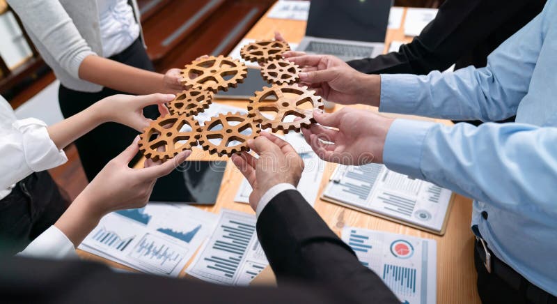 Grupa multirasowych przedsiębiorców łączących koła zębate. skrupulatny obrazy stock