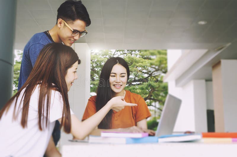 Grupa młody azjatykci studiowanie w uniwersyteckim obsiadaniu podczas odczytowej edukacja uczni szkoły wyższej studiowania młodoś obrazy stock Grupa młody azjatykci studiowanie w uniwersyteckim obsiadaniu podczas odczytowej edukacja uczni szkoły wyższej studiowania młodoś obrazy stock