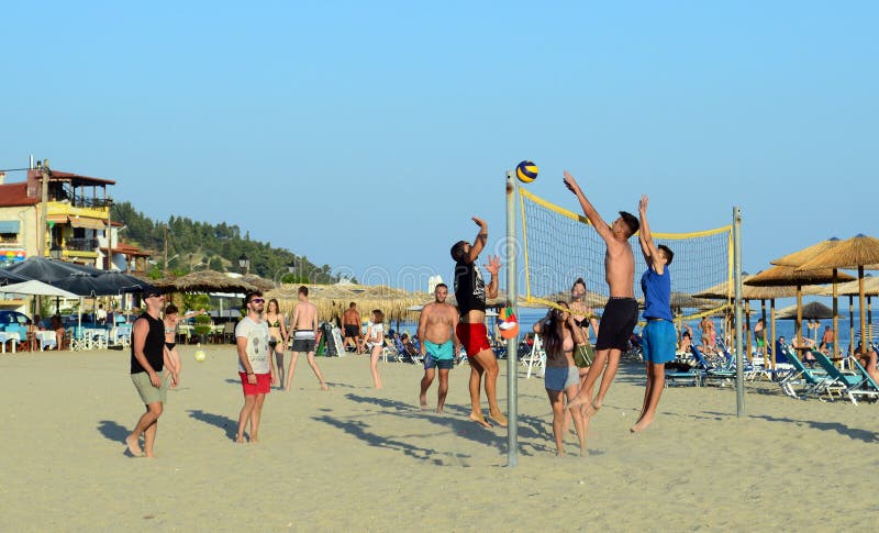 Grupa młodzi ludzie bawić się siatkówkę na plaży w Nea Skioni, Halkidiki, Grecja zdjęcie royalty free Grupa młodzi ludzie bawić się siatkówkę na plaży w Nea Skioni, Halkidiki, Grecja zdjęcie royalty free