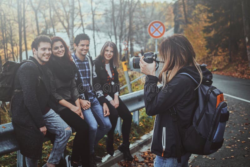 Grupa najlepszych znajomych udaje fotografa zdjęcia royalty free Grupa najlepszych znajomych udaje fotografa zdjęcia royalty free