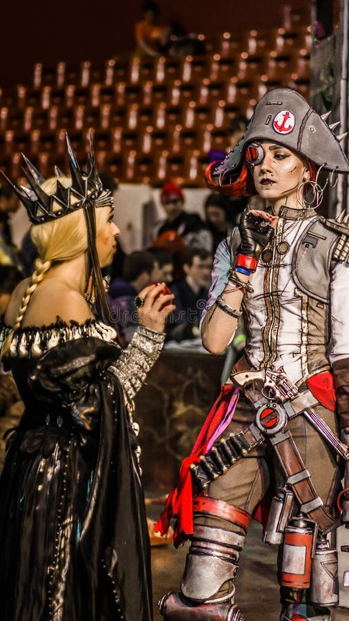 Grupa nastoletni cosplayers, Petersburg, 13 2016 Listopad zdjęcia stock Grupa nastoletni cosplayers, Petersburg, 13 2016 Listopad zdjęcia stock