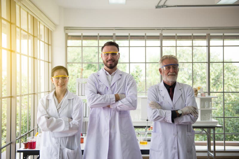 Grupa naukowów ludzie stoi wpólnie w laboratorium i krzyż ręki, Pomyślny pracy zespołowej pojęcie zdjęcia stock Grupa naukowów ludzie stoi wpólnie w laboratorium i krzyż ręki, Pomyślny pracy zespołowej pojęcie zdjęcia stock