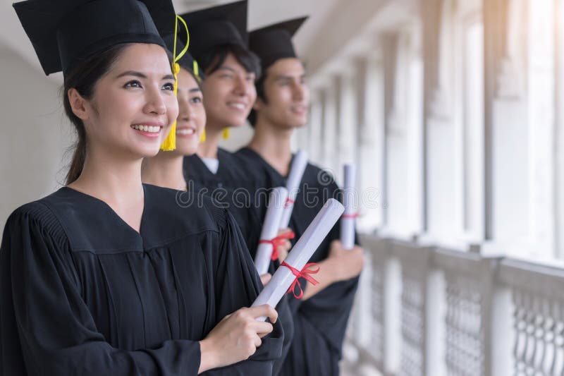 Grupa Pomyślny uczeń na ich skalowanie dniu, magisterskim mienie dyplomu, edukacji, skalowaniu i ludziach pojęć, obraz royalty free Grupa Pomyślny uczeń na ich skalowanie dniu, magisterskim mienie dyplomu, edukacji, skalowaniu i ludziach pojęć, obraz royalty free
