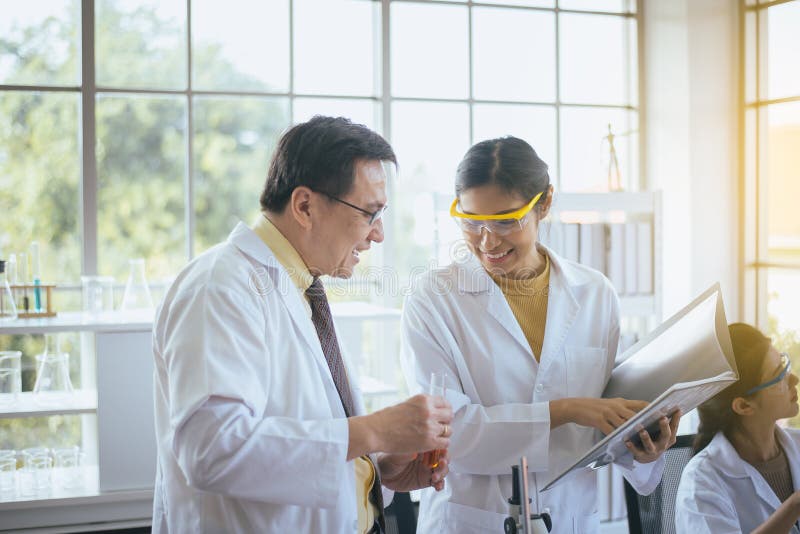 Grupa pracuje dane badawczą informację wpólnie i analizuje w laboratary azjatykci naukowiec fotografia stock Grupa pracuje dane badawczą informację wpólnie i analizuje w laboratary azjatykci naukowiec fotografia stock