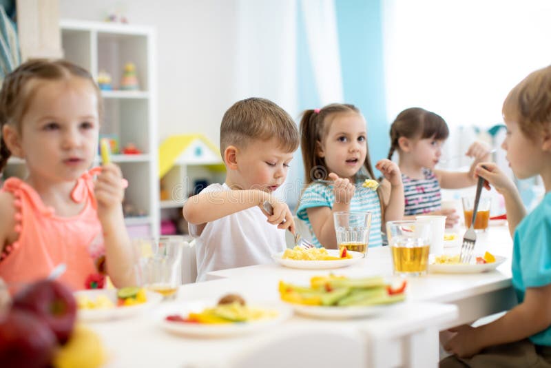 Grupa preschool dzieciaki lunch w daycare Dzieci je zdrowego jedzenie w dziecinu