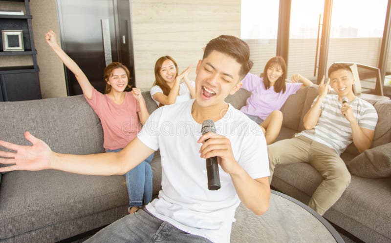 Grupa przyjaciele bawi? si? karaoke w domu obrazy stock Grupa przyjaciele bawi? si? karaoke w domu obrazy stock