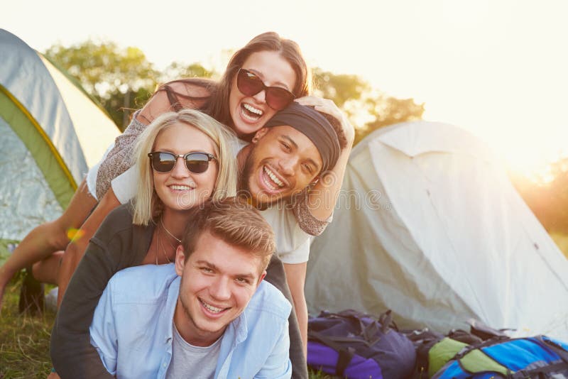 Grupa przyjaciele Ma zabawę Na zewnątrz namiotów Na Campingowym wakacje