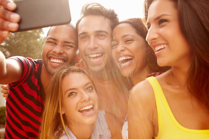 Grupa przyjaciele Na Wakacyjnym Bierze Selfie Z telefonem komórkowym fotografia royalty free Grupa przyjaciele Na Wakacyjnym Bierze Selfie Z telefonem komórkowym fotografia royalty free