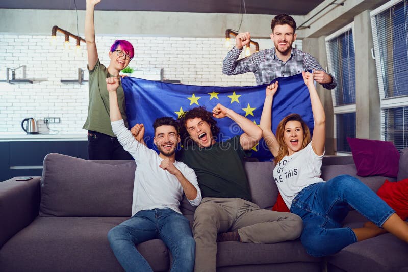 Grupa przyjaciele z europejczyk flaga przy przyjęciem obraz royalty free Grupa przyjaciele z europejczyk flaga przy przyjęciem obraz royalty free