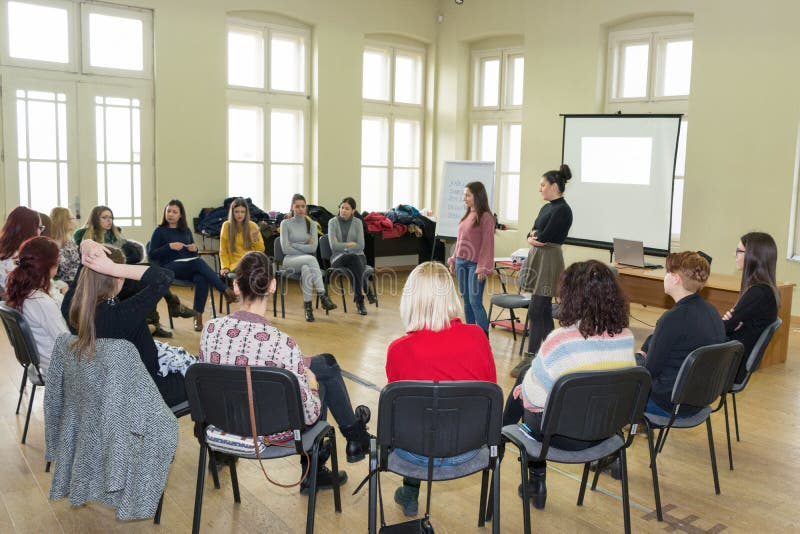 Grupa siedzi wpólnie młodzi student uniwersytetu ma grupową dyskusję na okręgu krzesła i opowiadać zdjęcie stock Grupa siedzi wpólnie młodzi student uniwersytetu ma grupową dyskusję na okręgu krzesła i opowiadać zdjęcie stock