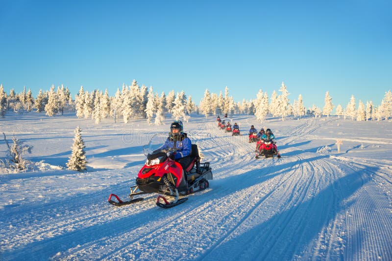 Grupa snowmobiles w Lapland, blisko Saariselka Finlandia zdjęcie royalty free Grupa snowmobiles w Lapland, blisko Saariselka Finlandia zdjęcie royalty free