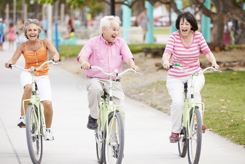Grupa Starsi przyjaciele Ma zabawę Na Rowerowej przejażdżce