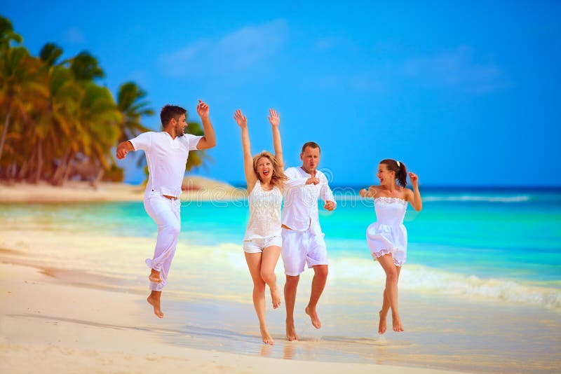Grupa szczęśliwi przyjaciele biega na tropikalnej plaży, wakacje fotografia royalty free Grupa szczęśliwi przyjaciele biega na tropikalnej plaży, wakacje fotografia royalty free