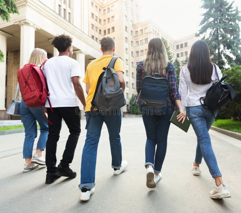 Grupa ucznie chodzi wpólnie w kampusie po studiów obrazy stock Grupa ucznie chodzi wpólnie w kampusie po studiów obrazy stock