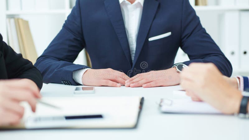 Grupa ufni partnery biznesowi planuje pracę przy spotkaniem obraz stock Grupa ufni partnery biznesowi planuje pracę przy spotkaniem obraz stock