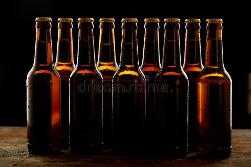 Grupa uszczelnione unlabelled brown piwne butelki obrazy royalty free Grupa uszczelnione unlabelled brown piwne butelki obrazy royalty free
