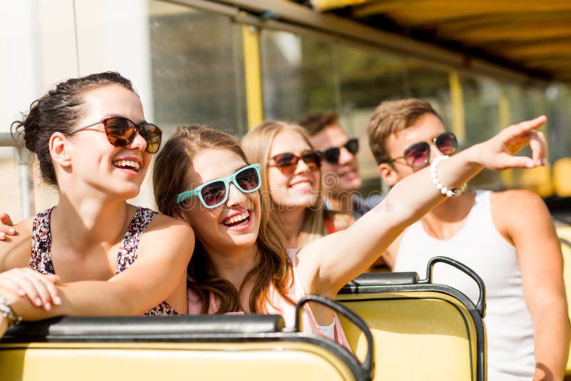 Grupa uśmiechnięci przyjaciele podróżuje wycieczką autobusową fotografia royalty free
