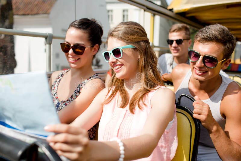 Grupa uśmiechnięci przyjaciele podróżuje wycieczką autobusową fotografia stock