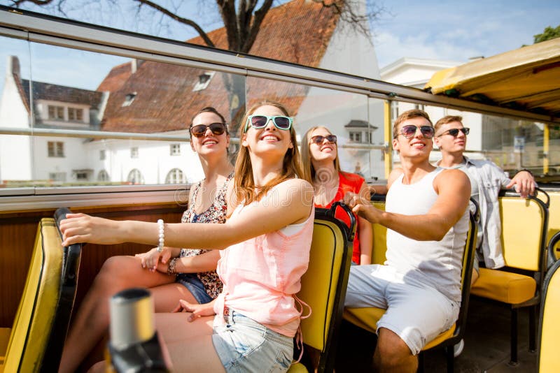 Grupa uśmiechnięci przyjaciele podróżuje wycieczką autobusową obrazy royalty free