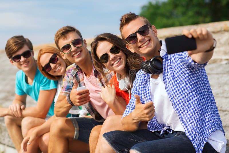 Grupa uśmiechnięci przyjaciele z smartphone outdoors zdjęcia royalty free