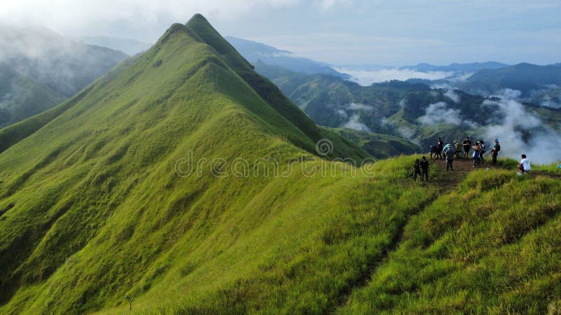 Grupa wędrowców cieszących się pięknym widokiem góry koliber. filippiny bucharnon.