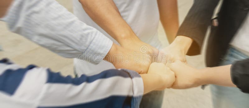 Grupa z drużyną które pracę zespołową w praca czasie, złączu lub Fitch w górę ręki, wpólnie robić władzie praca zespołowa która j zdjęcia royalty free Grupa z drużyną które pracę zespołową w praca czasie, złączu lub Fitch w górę ręki, wpólnie robić władzie praca zespołowa która j zdjęcia royalty free
