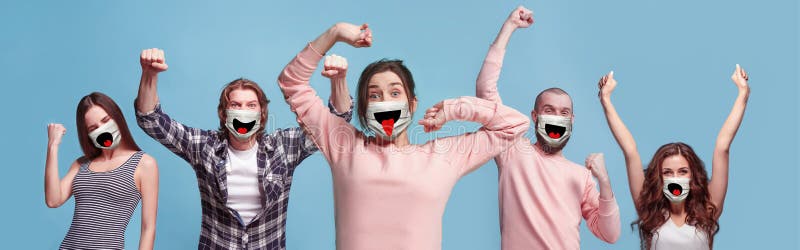 Grupa zdumionych szczęśliwych ludzi, kobiet i mężczyzn noszących maskę ochronną na niebieskim tle fotografia stock