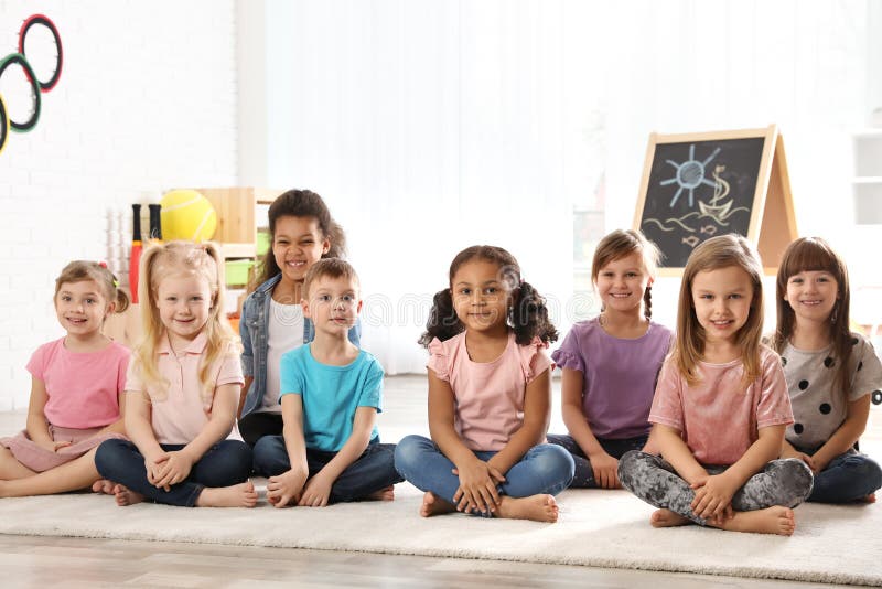 Grupa śliczni małe dzieci siedzi na podłodze Dziecina playtime aktywno?? obraz stock Grupa śliczni małe dzieci siedzi na podłodze Dziecina playtime aktywno?? obraz stock