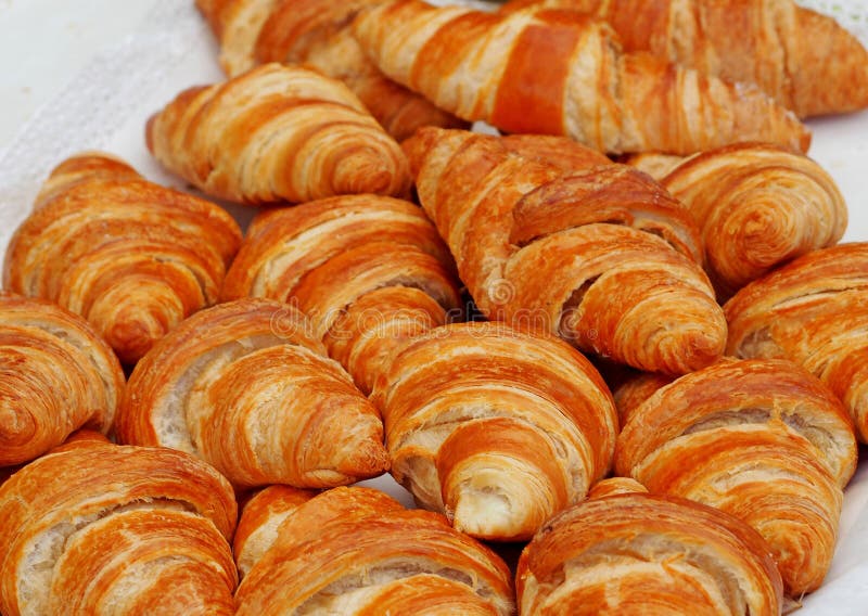 Grupa świeżo piec croissants w ciasto sklepu półce obrazy royalty free Grupa świeżo piec croissants w ciasto sklepu półce obrazy royalty free
